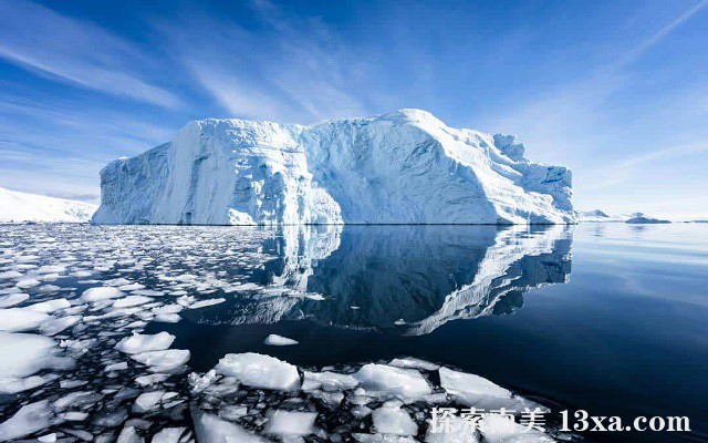 Iceberg-Travelling-in-Antarctica.jpg