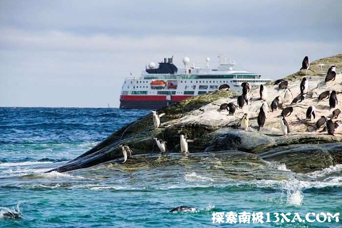 shutterstock-537162505-kw-140717-Penguins-in-front-of-an-Antarctic-cruise-ship-around-the-South-Shetland-Islands-in-Antarctica.jpg