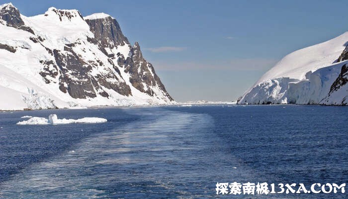 00_2322_Antarctica_-_Lemaire_Channel.jpg